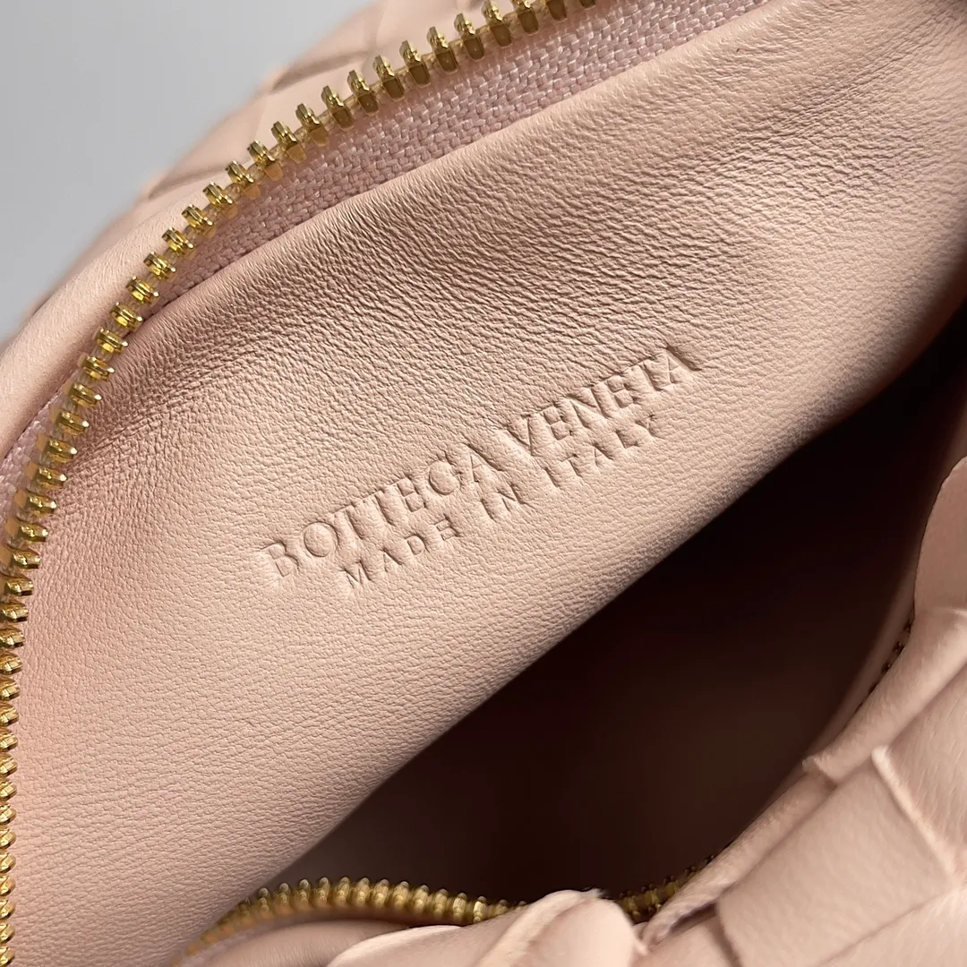 Batch 1120 Bottega veneta͙.——The latest braided and knotted hobo🔥 The top-grade lambskin leather is very soft, the bag shape is unique, practical and durable. It retains the traditional weaving elements while being a bit more flamboyant ~ Made of hand-woven sheepskin, zipper opening and closing, curved seamless structure, effortless to match. Highly recommended⚠️⚠️⚠️ The highest-end in the market🌈 Welcome to compare [Factory equipped with full package] size: 23x15x5cm.   Model: 651876